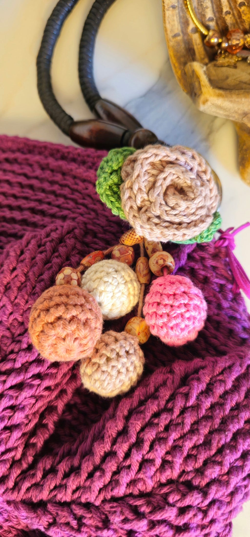 Elis: Tracolla Crochet in Lino con Motivo a Rilievo e Charm "Flora" | Pezzo Unico