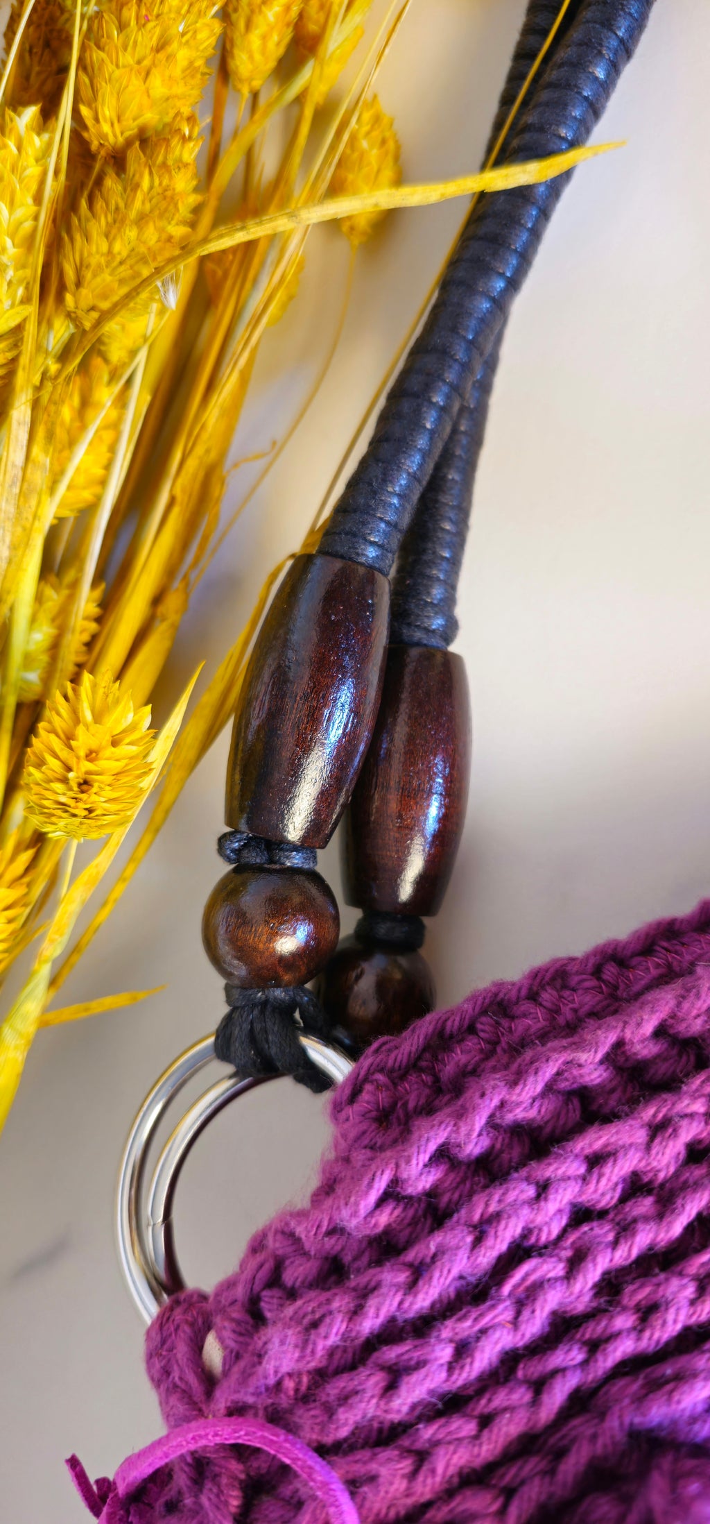 Elis: Tracolla Crochet in Lino con Motivo a Rilievo e Charm "Flora" | Pezzo Unico