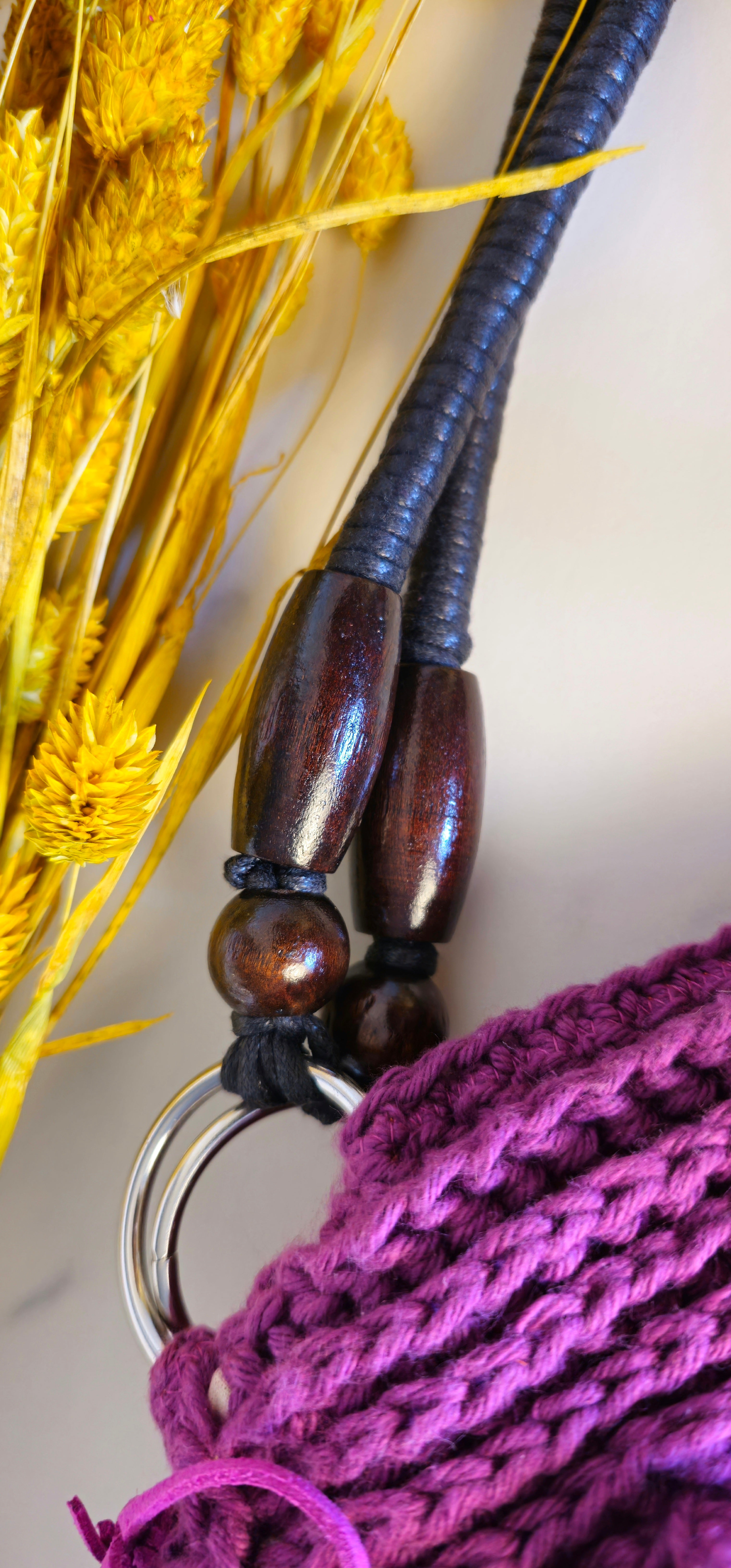 Elis: Tracolla Crochet in Lino con Motivo a Rilievo e Charm "Flora" | Pezzo Unico