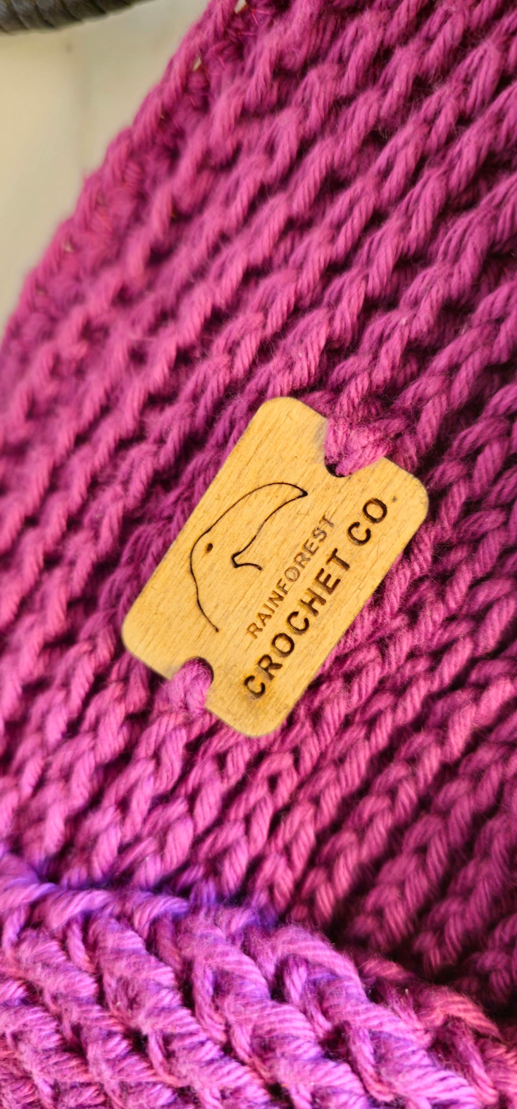 Elis: Tracolla Crochet in Lino con Motivo a Rilievo e Charm "Flora" | Pezzo Unico