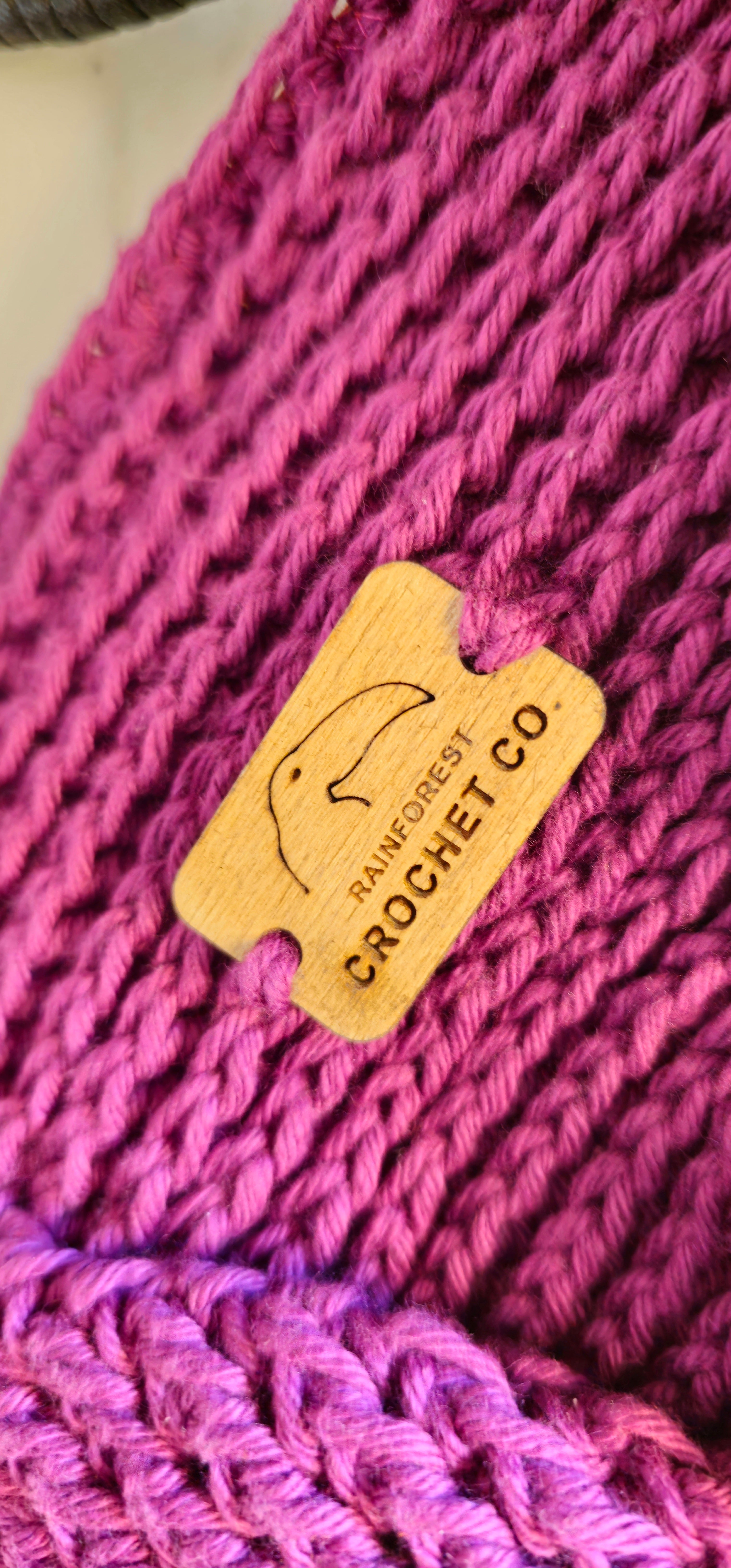 Elis: Tracolla Crochet in Lino con Motivo a Rilievo e Charm "Flora" | Pezzo Unico