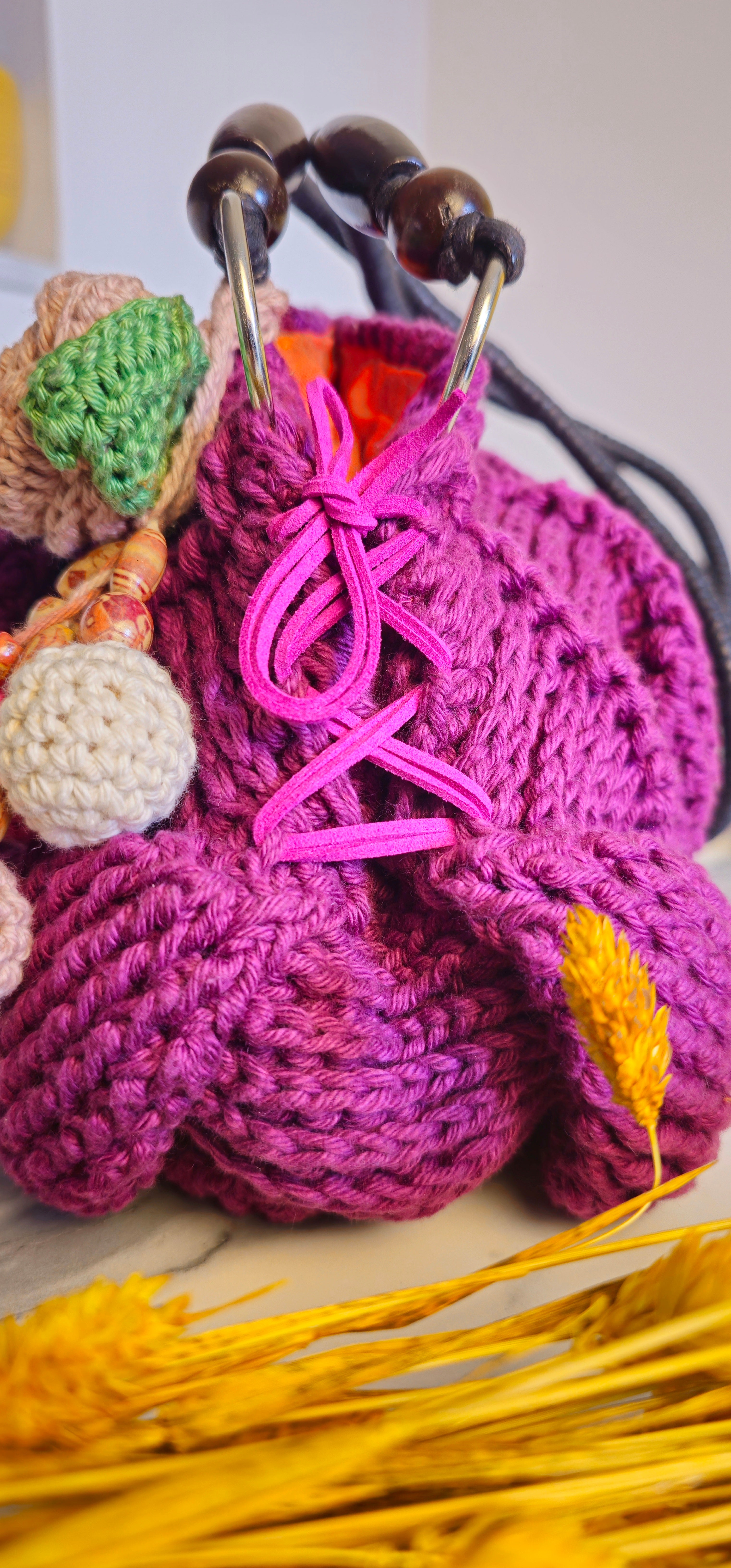 Borsa Crochet "Elis" Viola - Motivo 3D Foglie - Cotone & Lino Foderata - Borsa a Spalla con Tracolla Pelle e Charm "Flora" Esclusivo