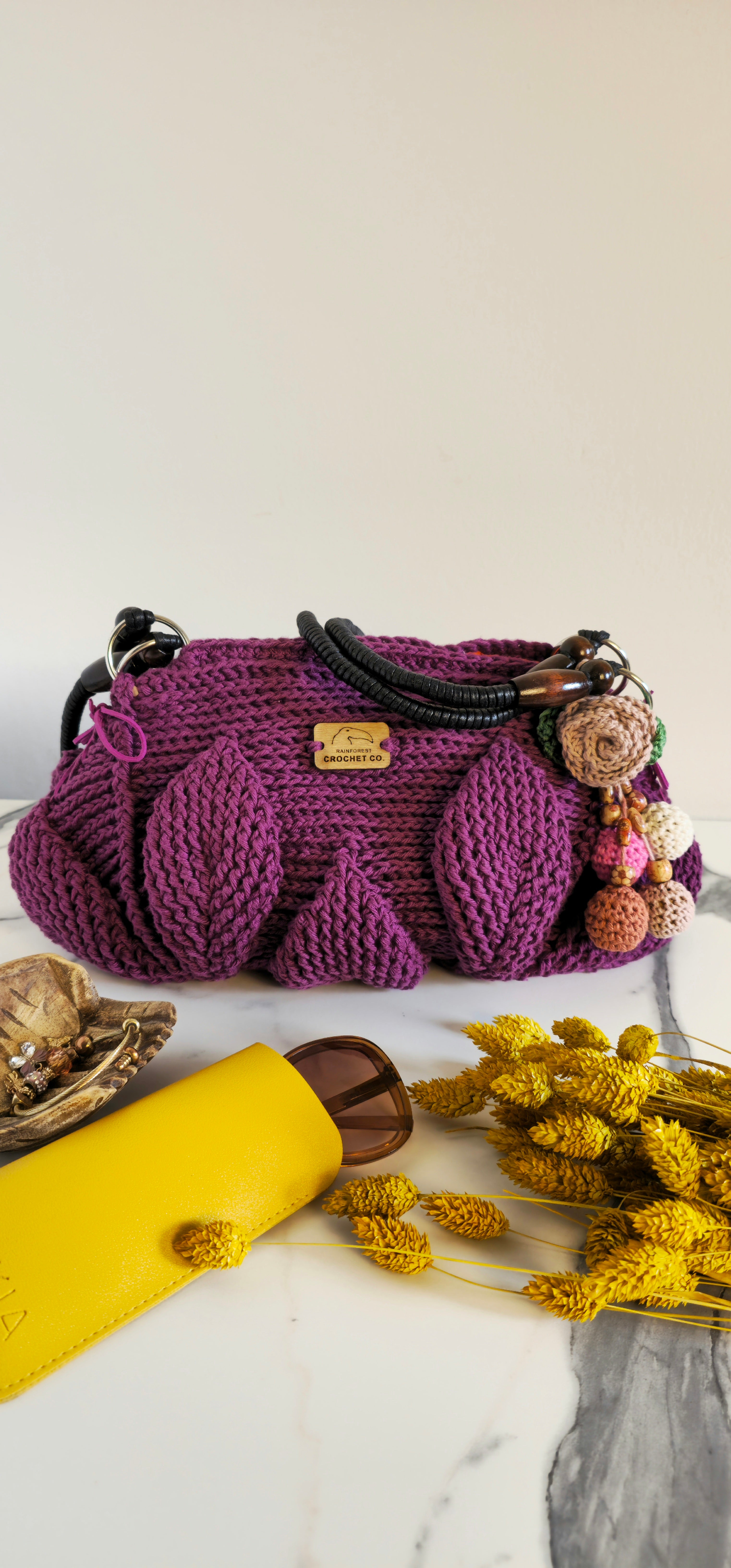 Borsa Crochet "Elis" Viola - Motivo 3D Foglie - Cotone & Lino Foderata - Borsa a Spalla con Tracolla Pelle e Charm "Flora" Esclusivo