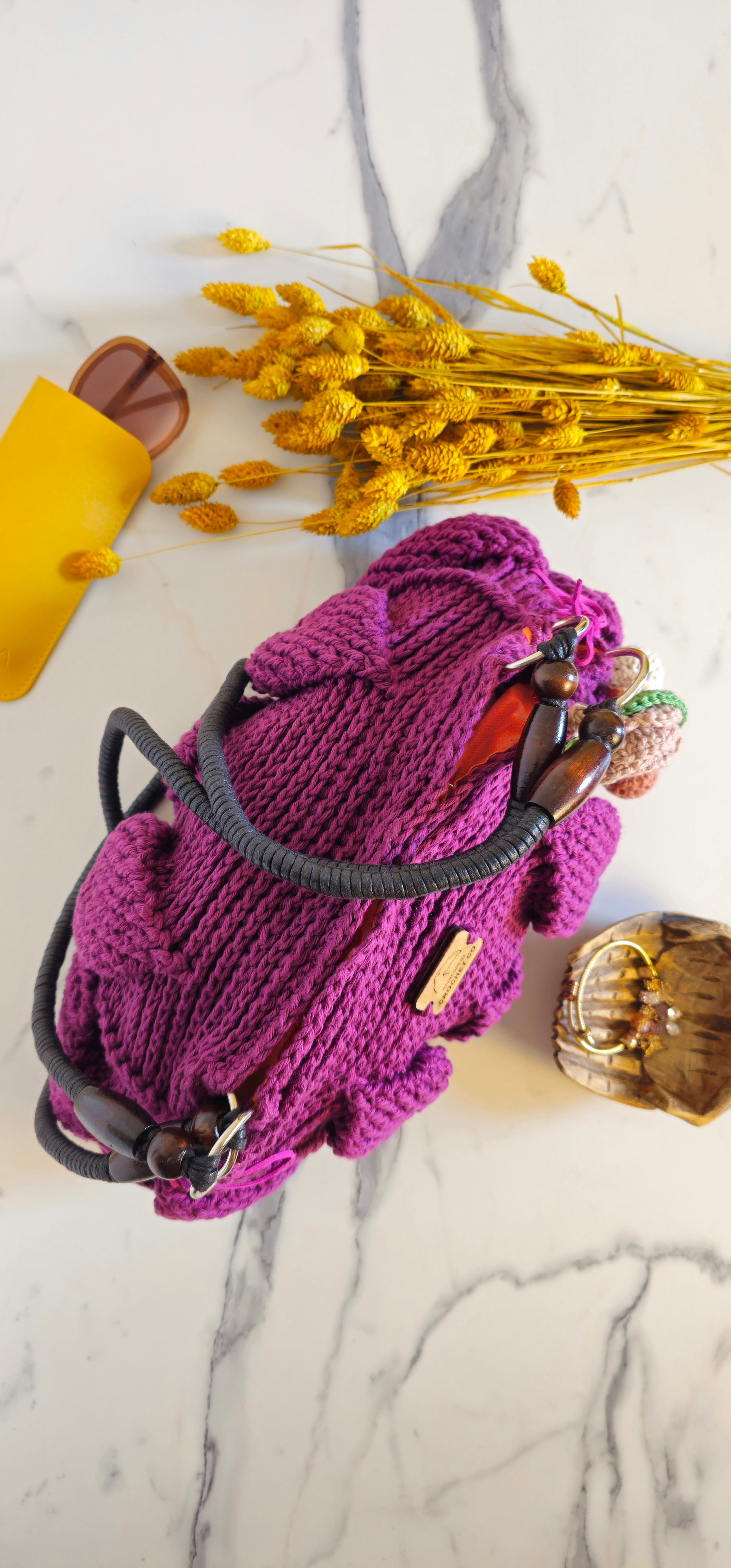 Borsa Crochet "Elis" Viola - Motivo 3D Foglie - Cotone & Lino Foderata - Borsa a Spalla con Tracolla Pelle e Charm "Flora" Esclusivo