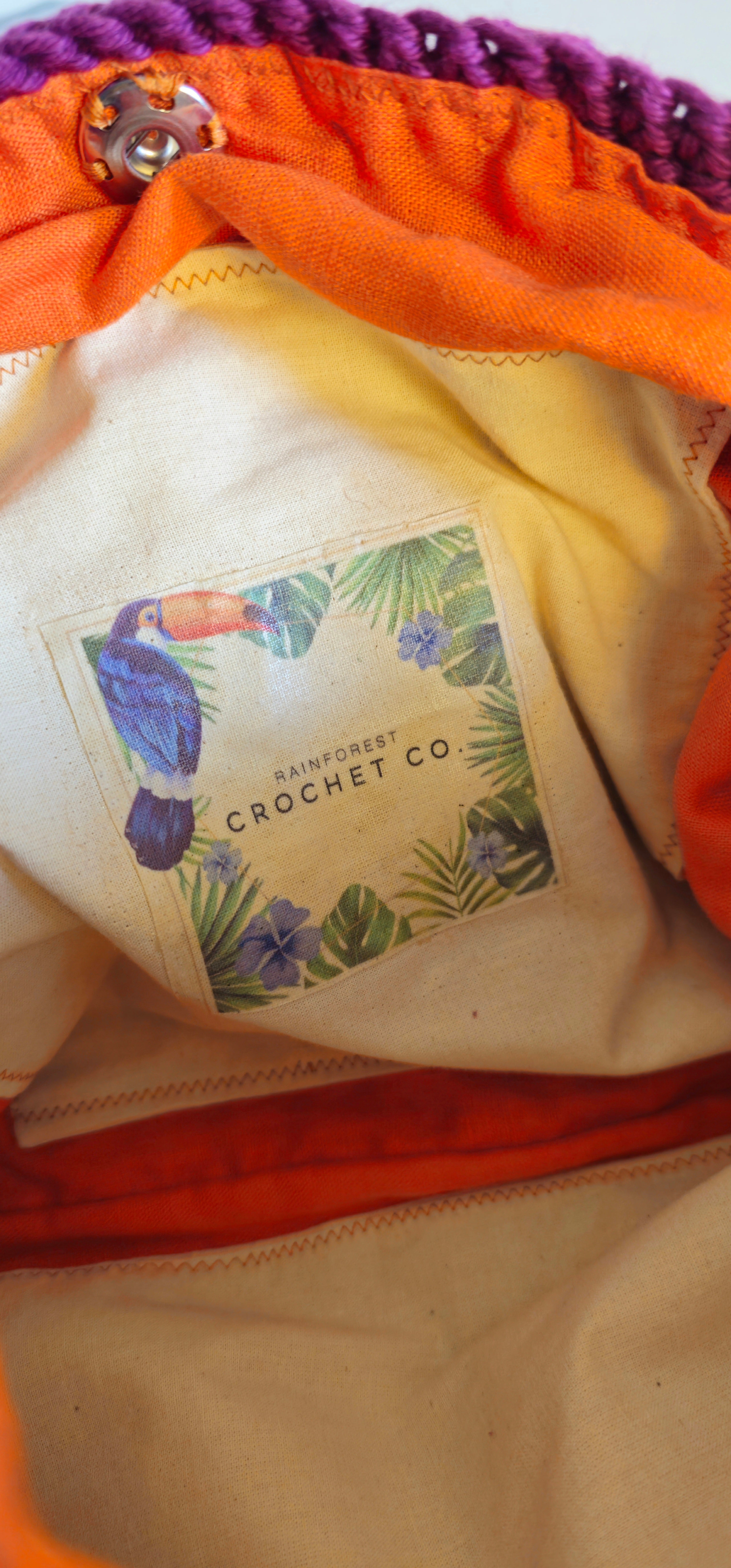 Elis: Tracolla Crochet in Lino con Motivo a Rilievo e Charm "Flora" | Pezzo Unico