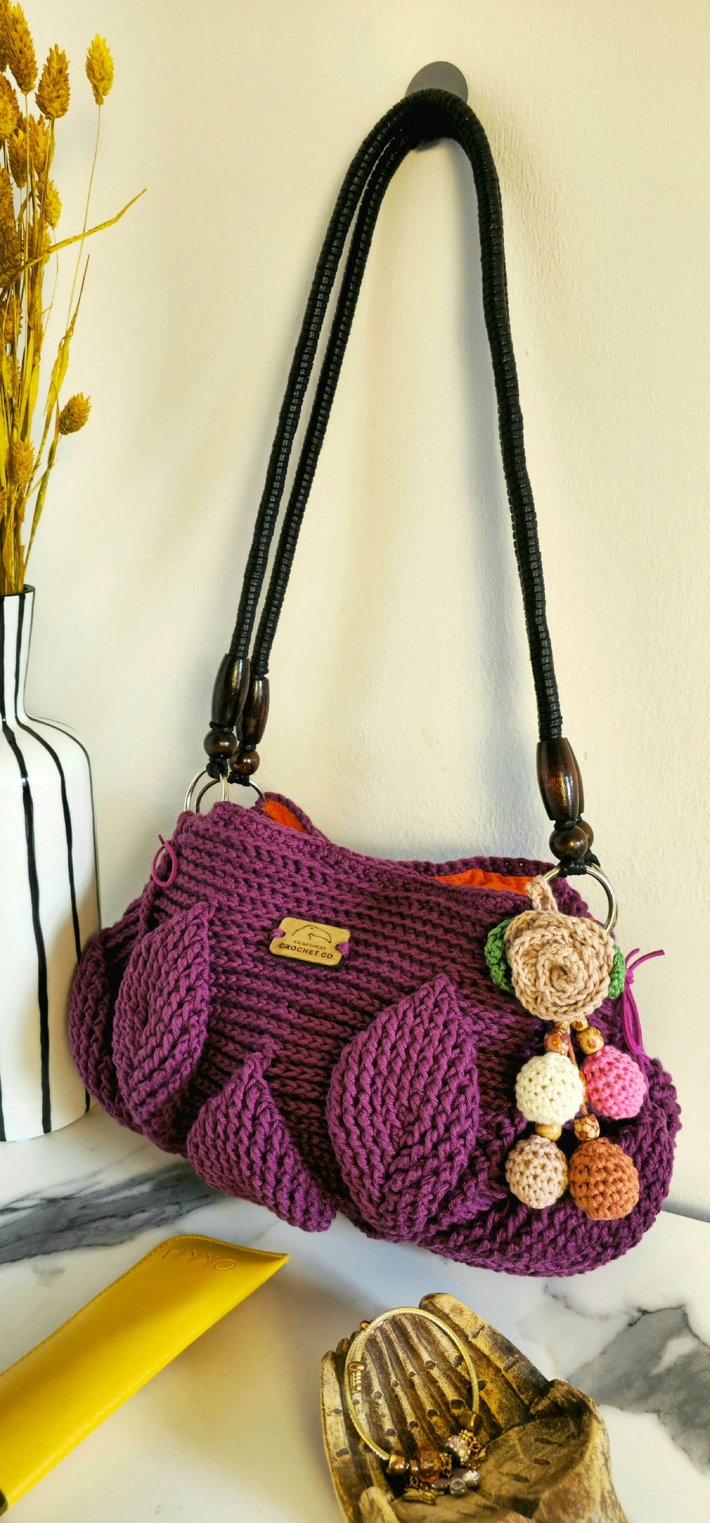 Elis: Tracolla Crochet in Lino con Motivo a Rilievo e Charm "Flora" | Pezzo Unico