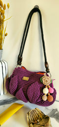 Elis: Tracolla Crochet in Lino con Motivo a Rilievo e Charm "Flora" | Pezzo Unico