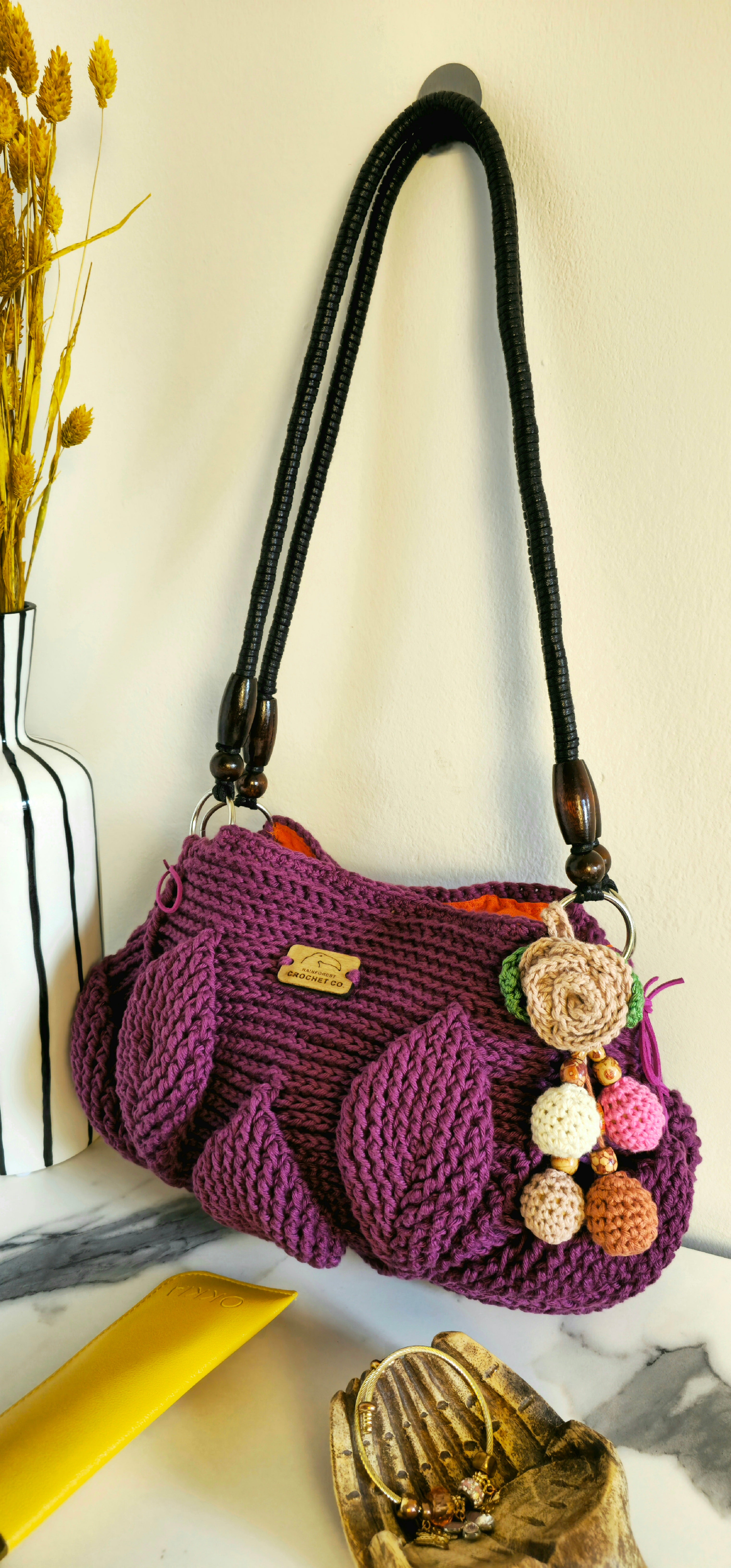 Borsa Crochet "Elis" Viola - Motivo 3D Foglie - Cotone & Lino Foderata - Borsa a Spalla con Tracolla Pelle e Charm "Flora" Esclusivo