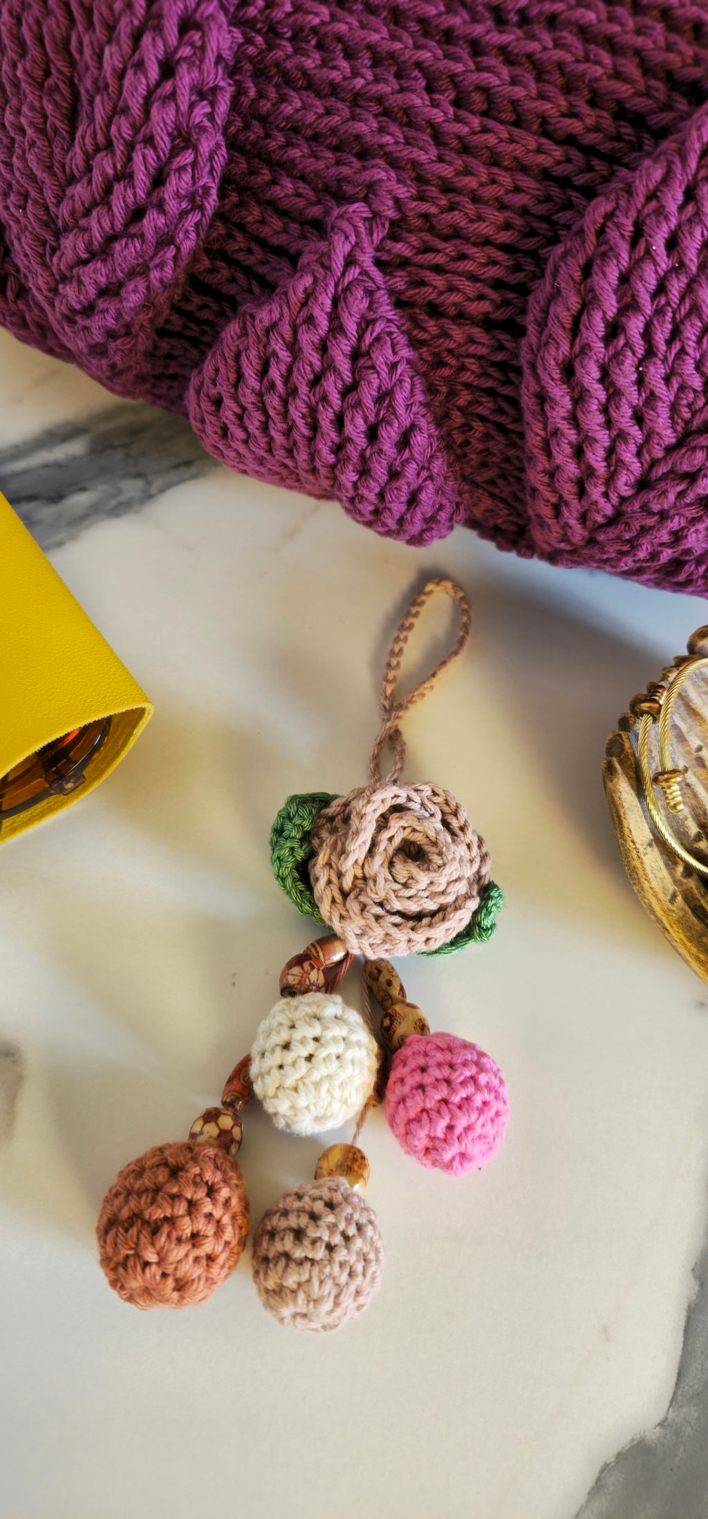 Elis: Tracolla Crochet in Lino con Motivo a Rilievo e Charm "Flora" | Pezzo Unico
