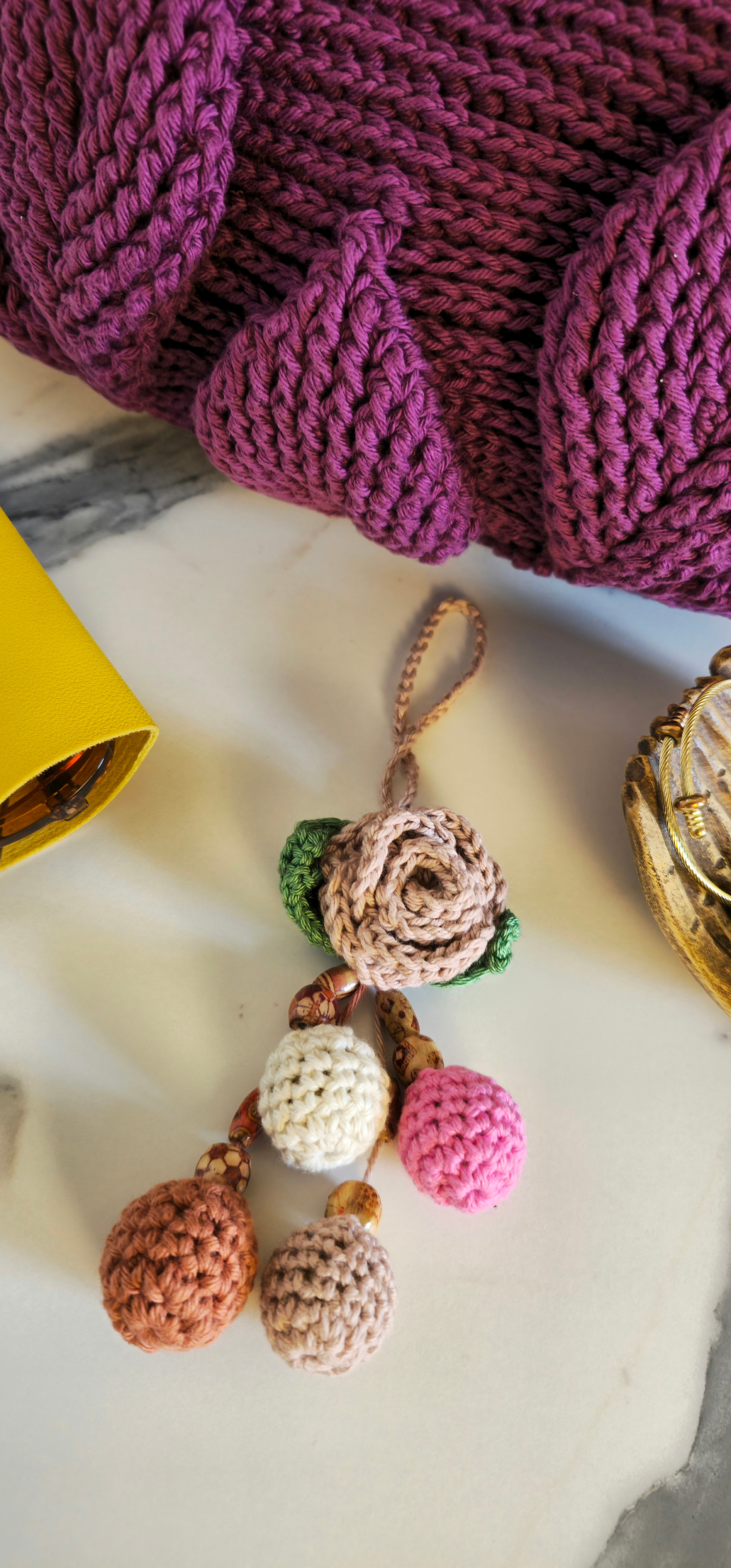 Elis: Tracolla Crochet in Lino con Motivo a Rilievo e Charm "Flora" | Pezzo Unico