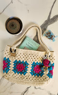 Borsa "Carmen" Granny Square in Cotone 100% – Pezzo Unico con Charm Flora