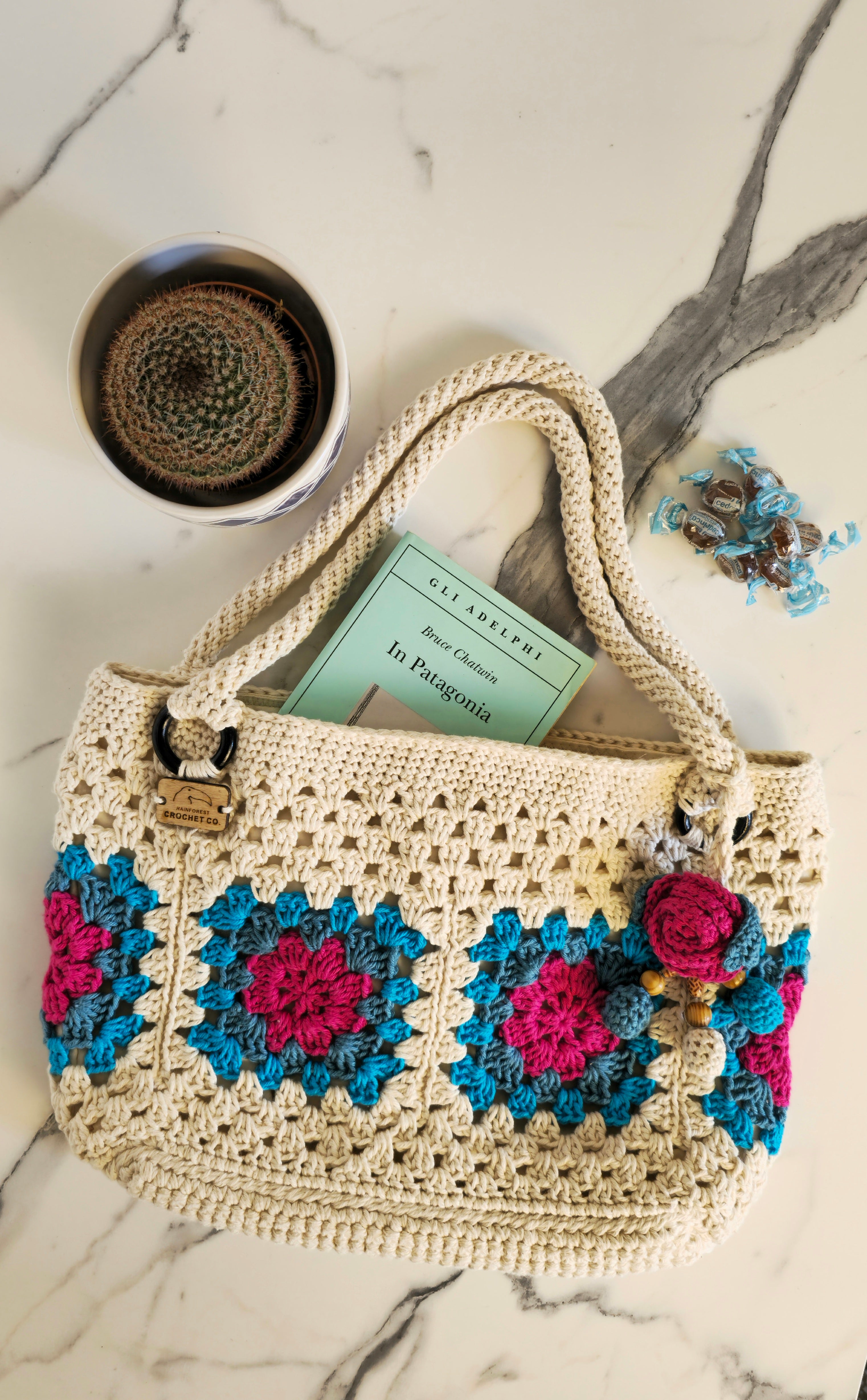Borsa Granny Square "Carmen" - Pezzo Unico in Cotone 100% - Borsa a Spalla Fatta a Mano con Fodera e Tasche - Include Bag Charm "Flora"