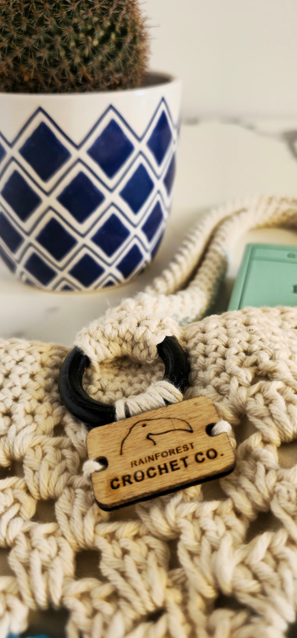Borsa "Carmen" Granny Square in Cotone 100% – Pezzo Unico con Charm Flora