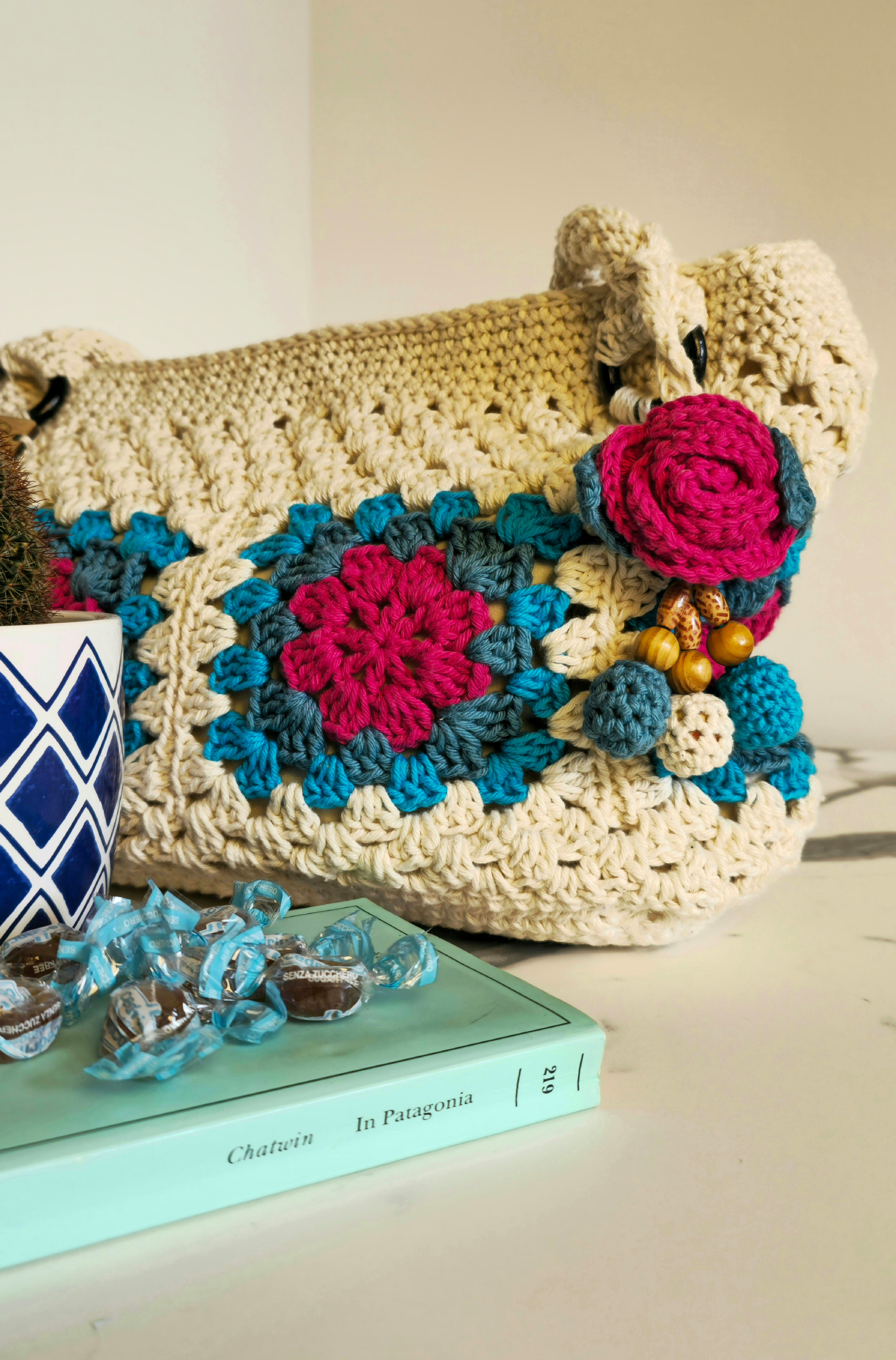 Borsa Granny Square "Carmen" - Pezzo Unico in Cotone 100% - Borsa a Spalla Fatta a Mano con Fodera e Tasche - Include Bag Charm "Flora"
