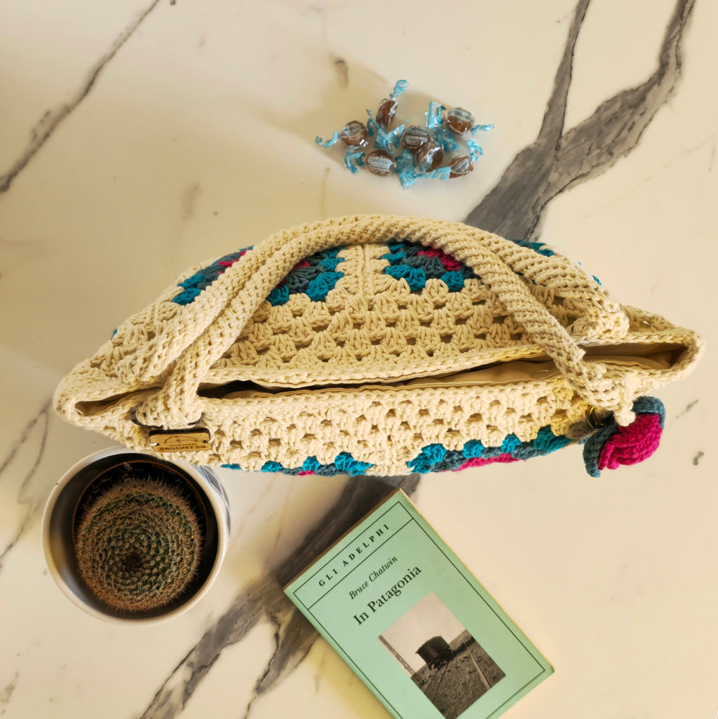 Borsa "Carmen" Granny Square in Cotone 100% – Pezzo Unico con Charm Flora