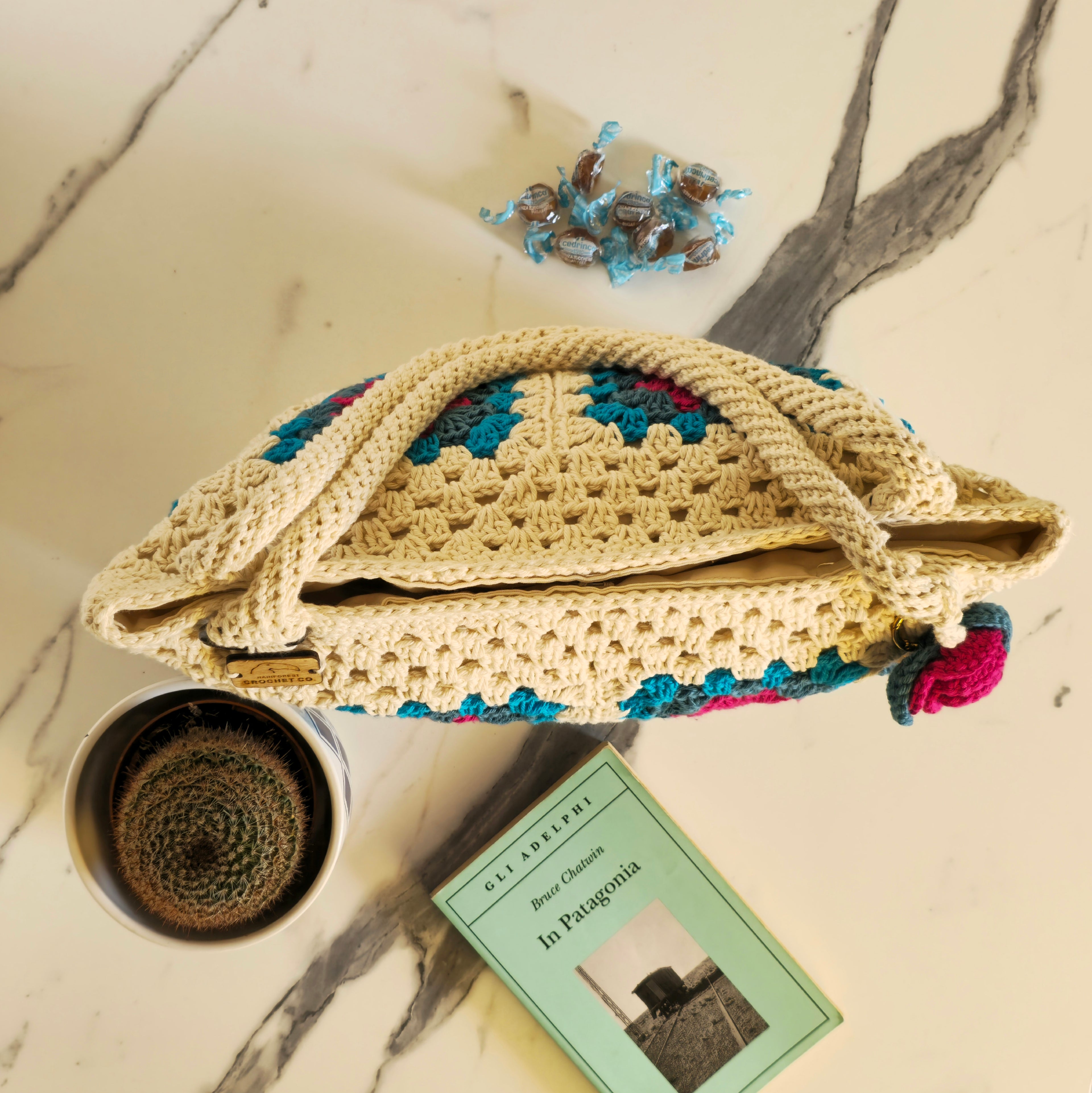 Borsa Granny Square "Carmen" - Pezzo Unico in Cotone 100% - Borsa a Spalla Fatta a Mano con Fodera e Tasche - Include Bag Charm "Flora"