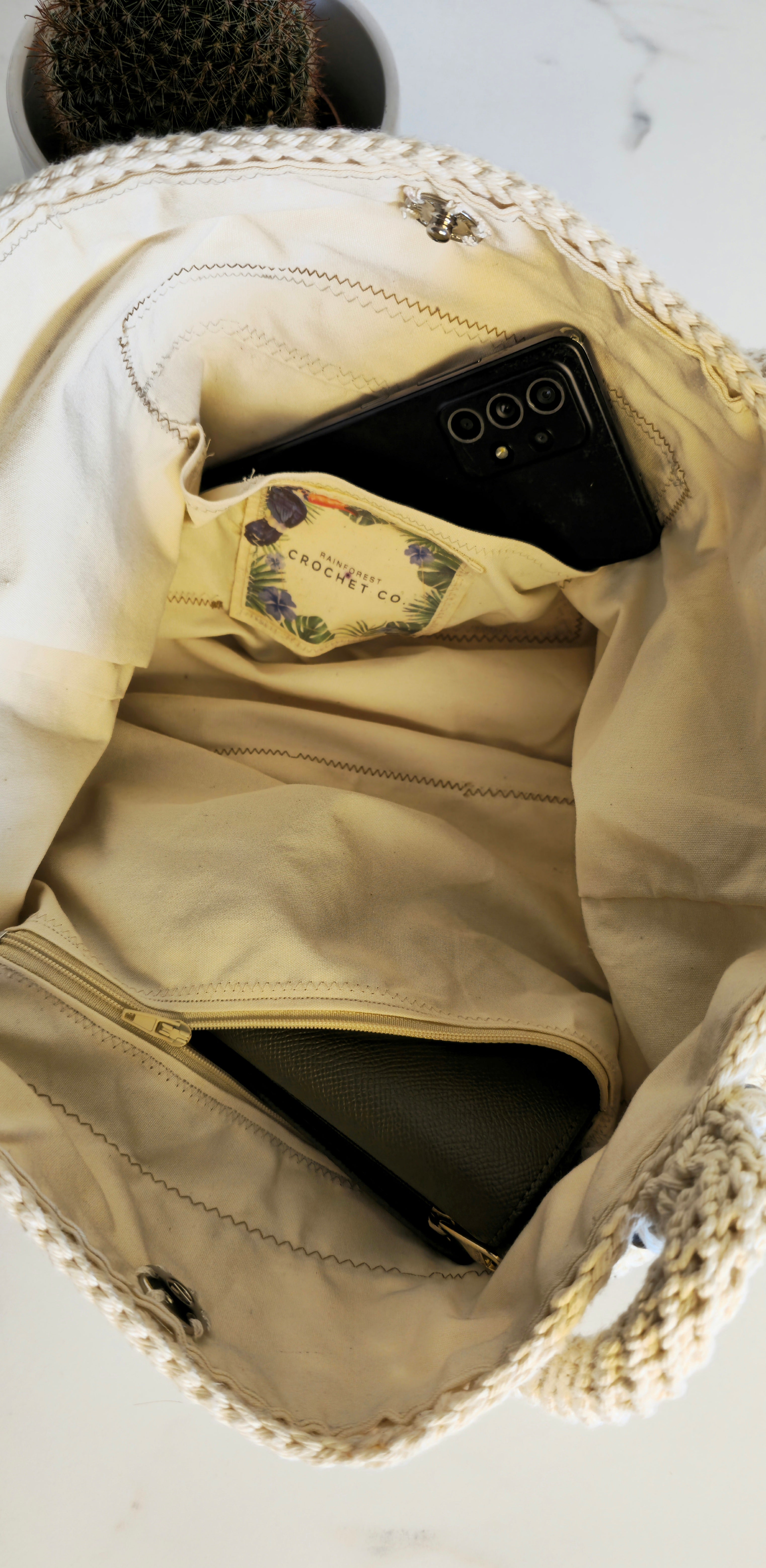 Borsa Granny Square "Carmen" - Pezzo Unico in Cotone 100% - Borsa a Spalla Fatta a Mano con Fodera e Tasche - Include Bag Charm "Flora"