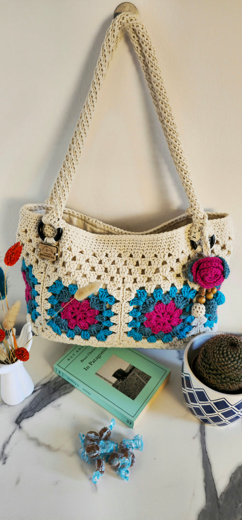 Borsa "Carmen" Granny Square in Cotone 100% – Pezzo Unico con Charm Flora