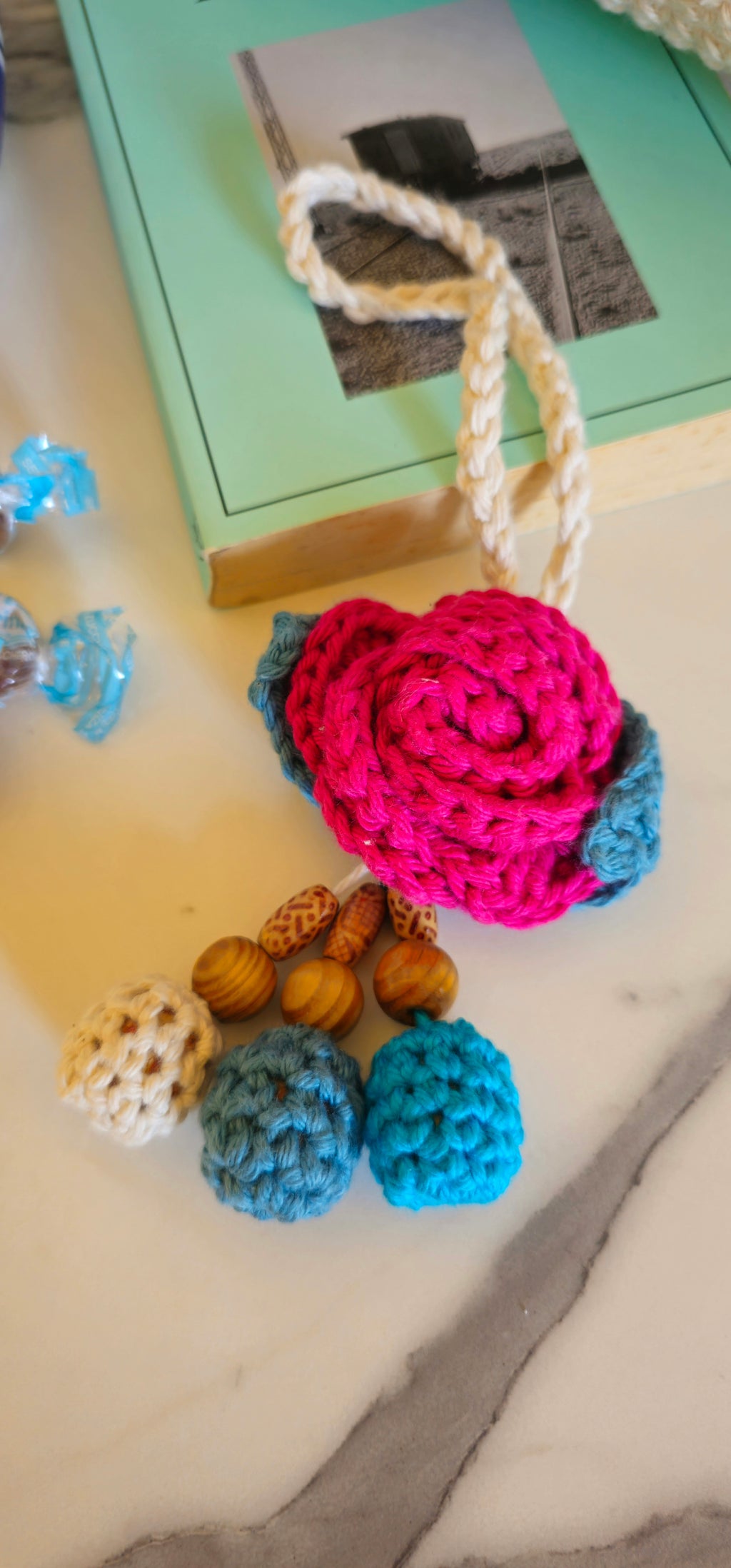 Borsa "Carmen" Granny Square in Cotone 100% – Pezzo Unico con Charm Flora