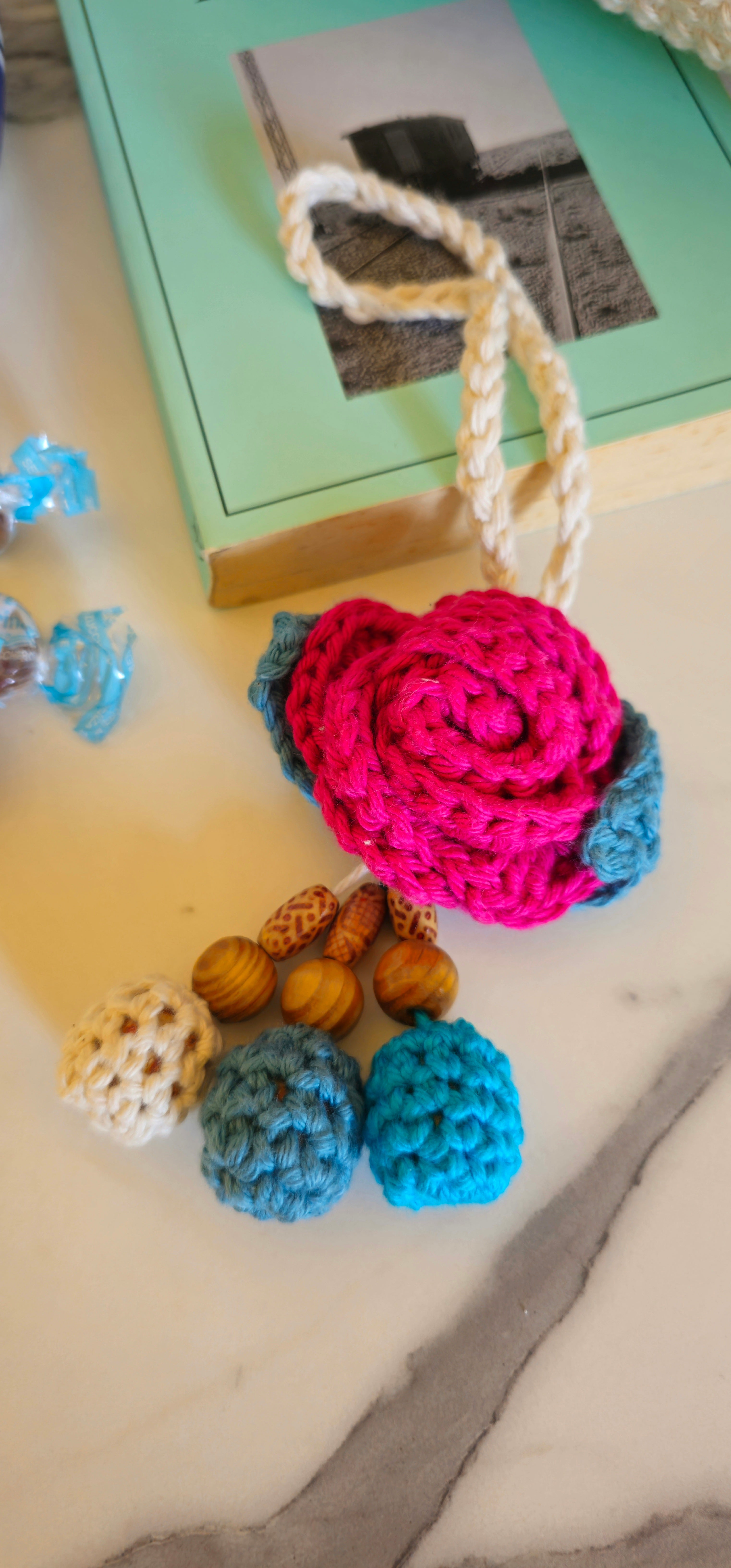 Borsa "Carmen" Granny Square in Cotone 100% – Pezzo Unico con Charm Flora
