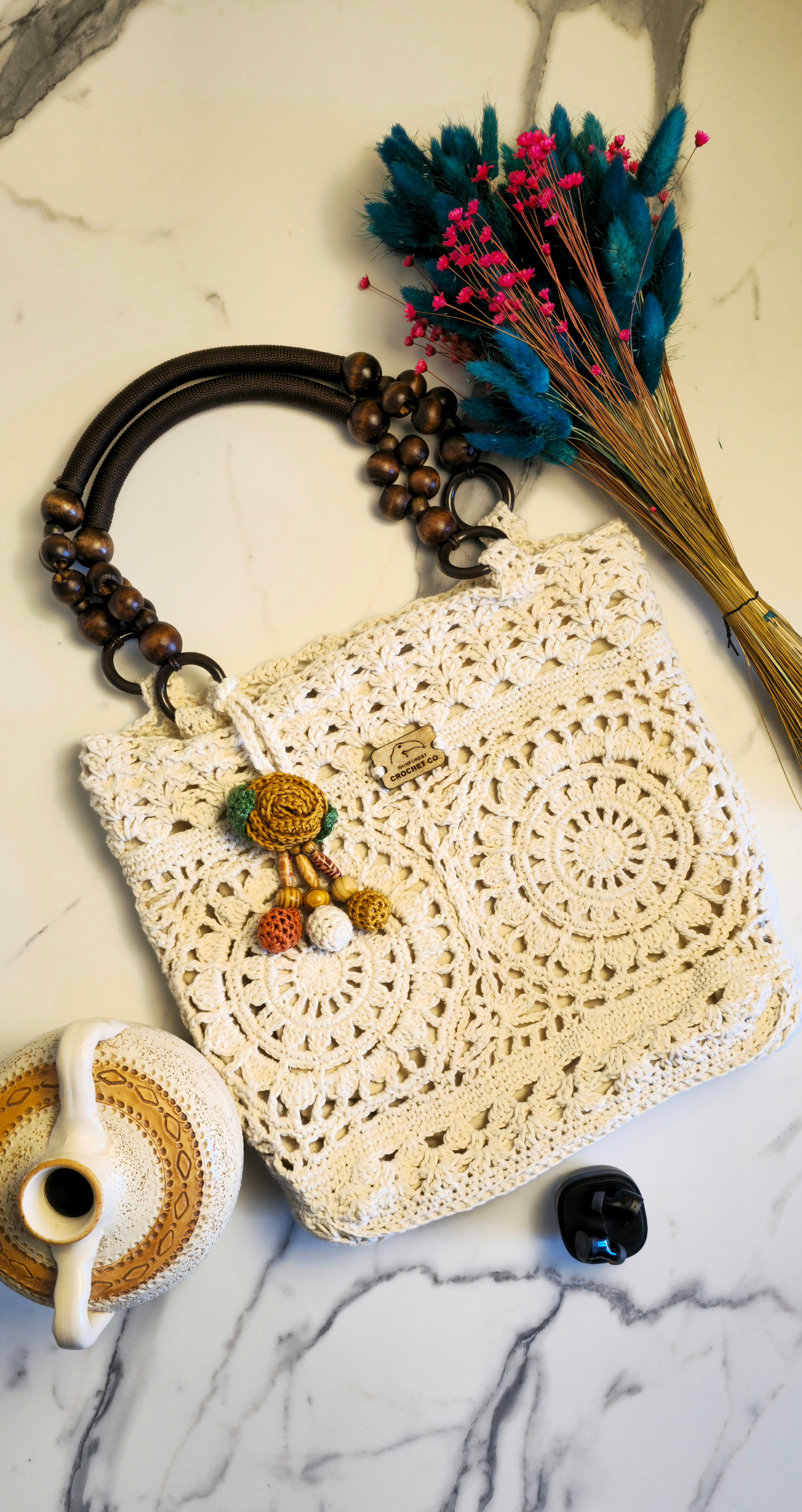 Borsa Crochet "Gal" Écru - Fatto a Mano in Cotone & Lino Naturale - Borsa Rosone con Fondo Rinforzato e Charm Flora