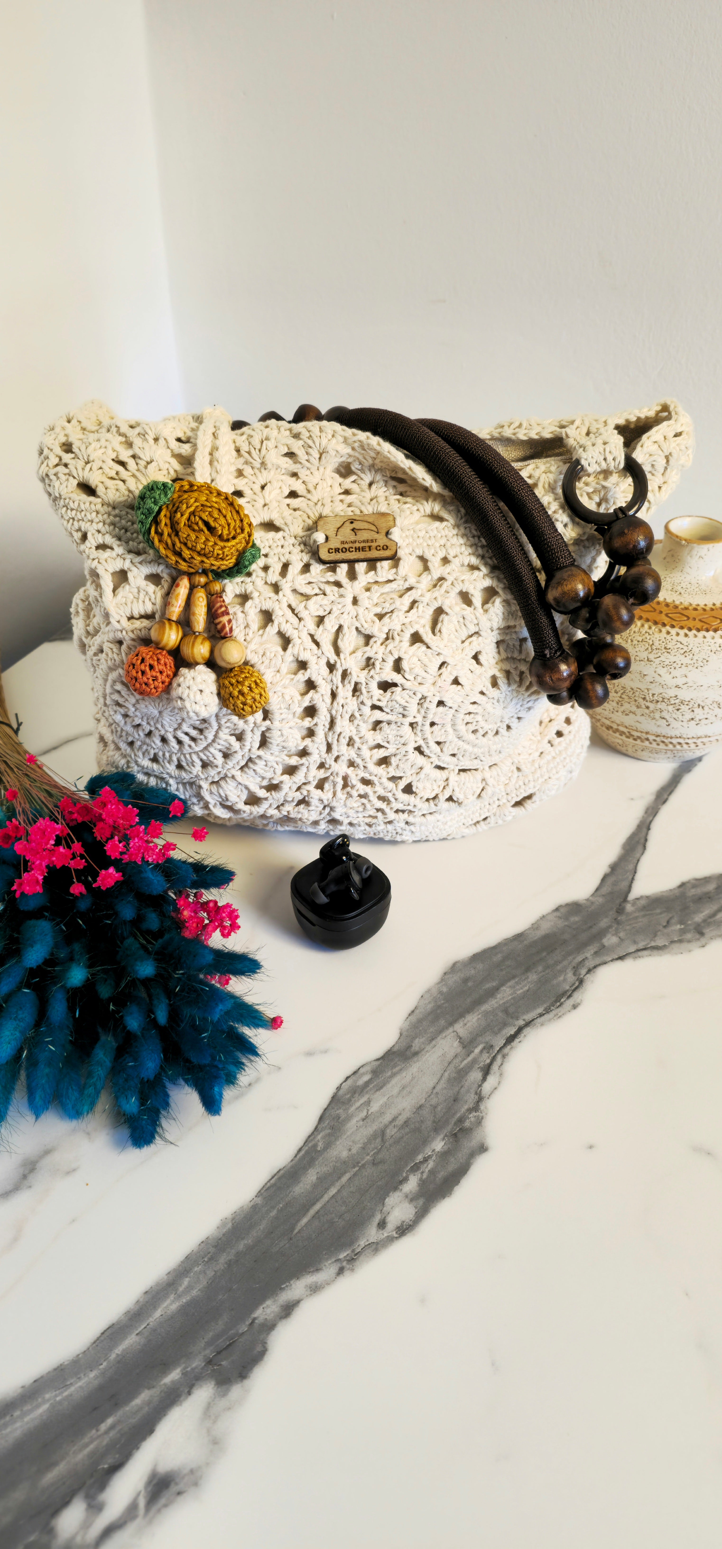 Borsa Crochet "Gal" Écru - Fatto a Mano in Cotone & Lino Naturale - Borsa Rosone con Fondo Rinforzato e Charm Flora