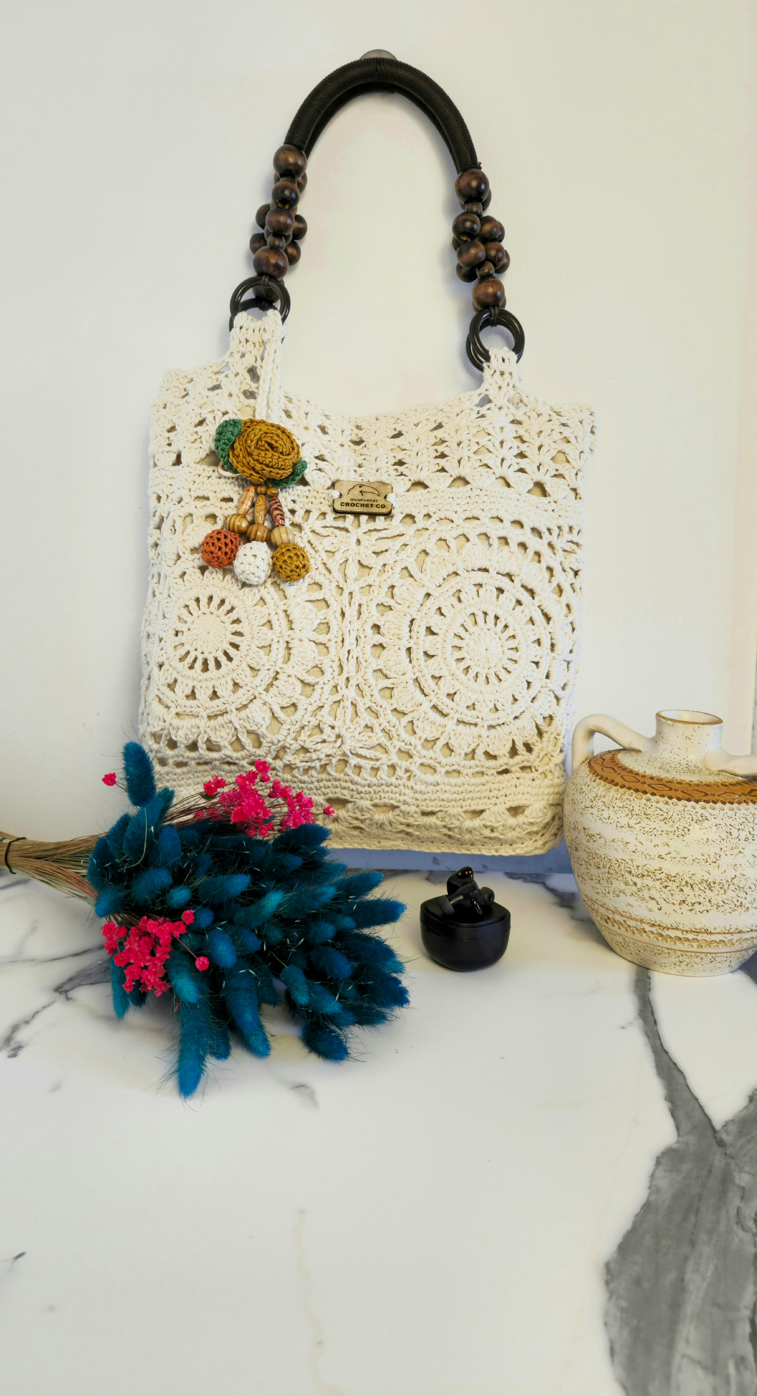 Borsa Crochet "Gal" Écru - Fatto a Mano in Cotone & Lino Naturale - Borsa Rosone con Fondo Rinforzato e Charm Flora