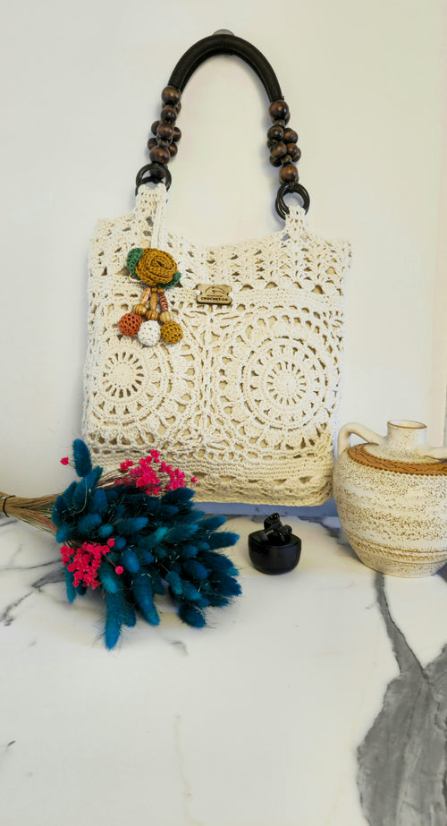 Borsa Crochet "Gal" Écru - Fatto a Mano in Cotone & Lino Naturale - Borsa Rosone con Fondo Rinforzato e Charm Flora