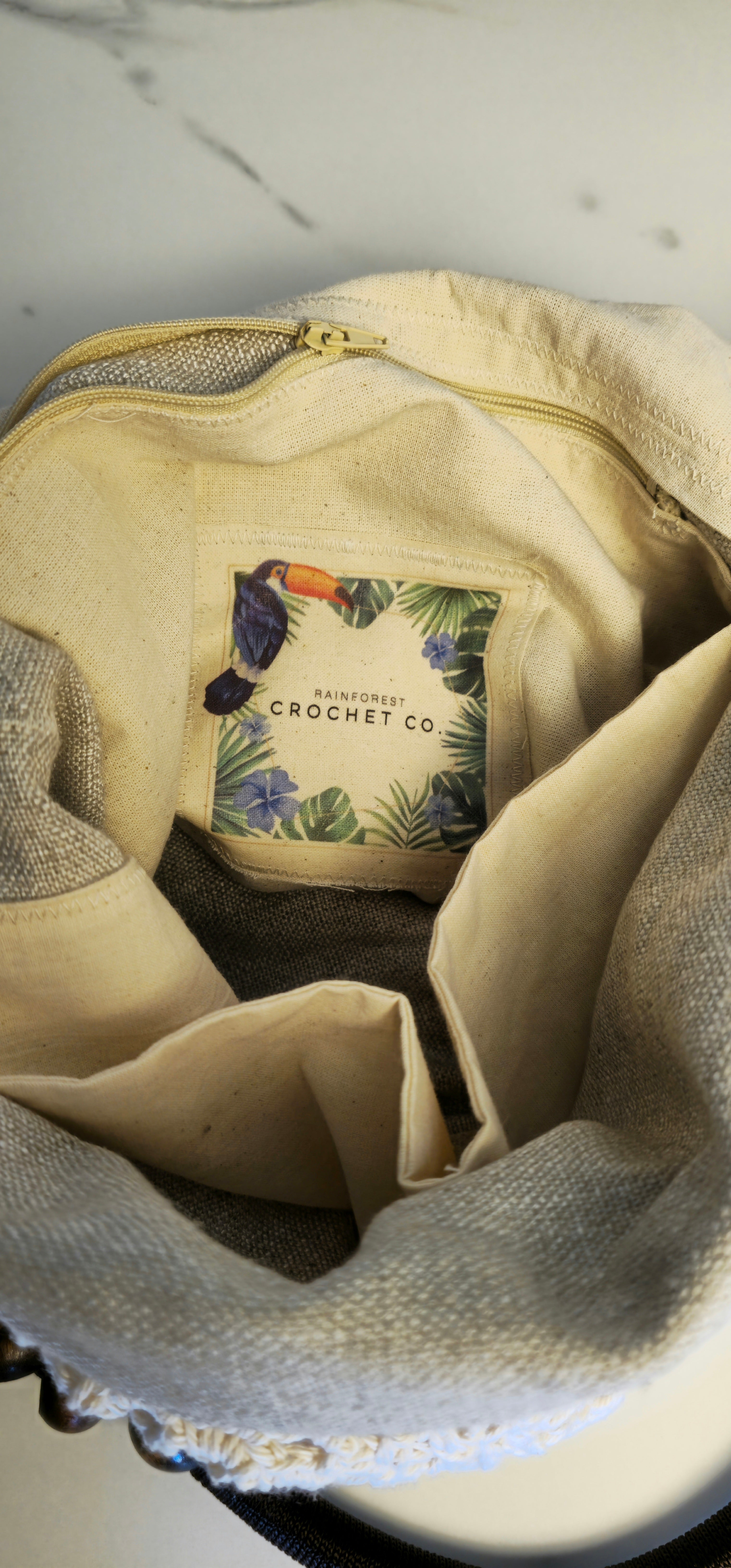 Borsa Crochet "Gal" Écru - Fatto a Mano in Cotone & Lino Naturale - Borsa Rosone con Fondo Rinforzato e Charm Flora