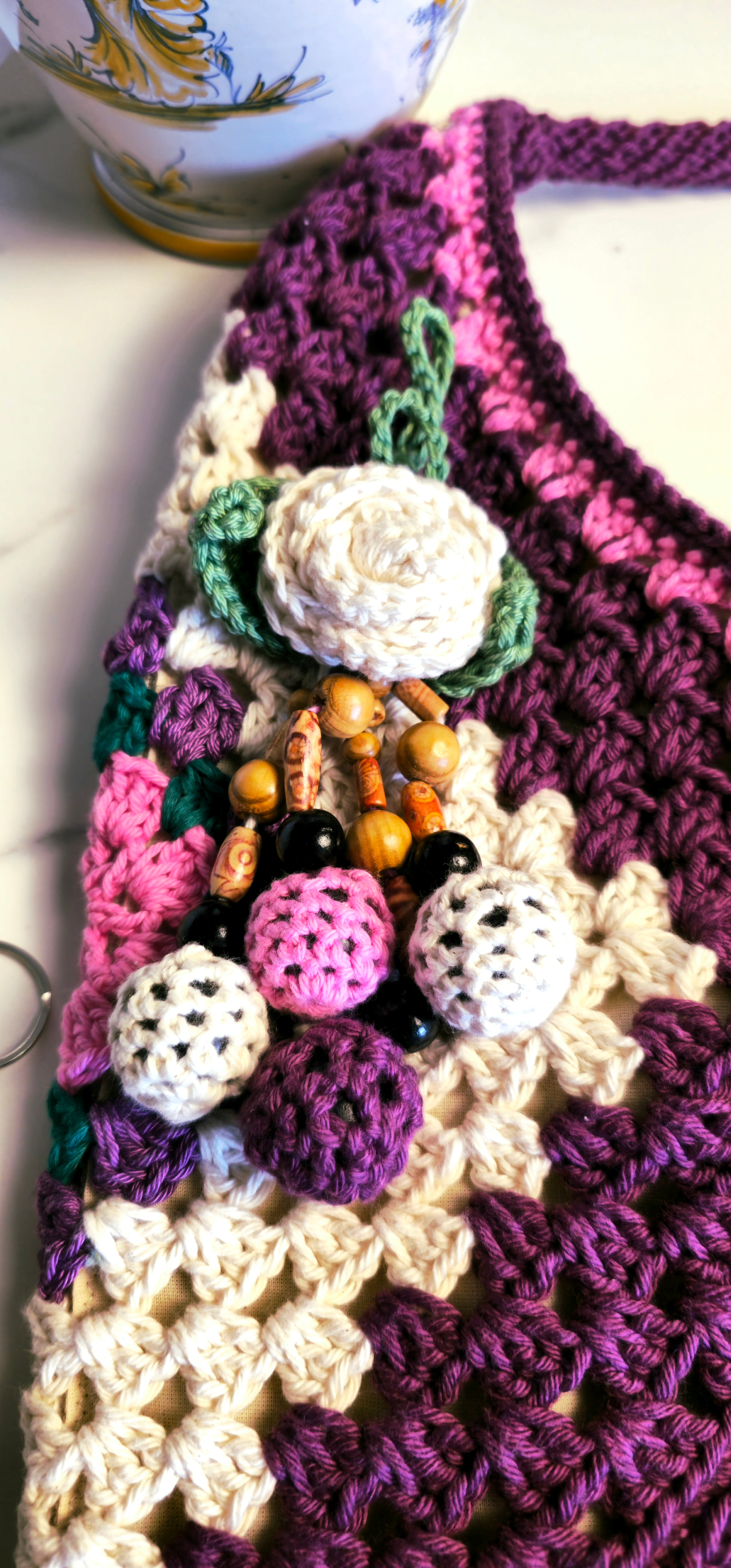 Borsa Tracolla Crochet "Ludmilla" - Cotone 4 Colori - Motivo Fiore - Lino Grigio - Pezzo Unico con Pendente Legno