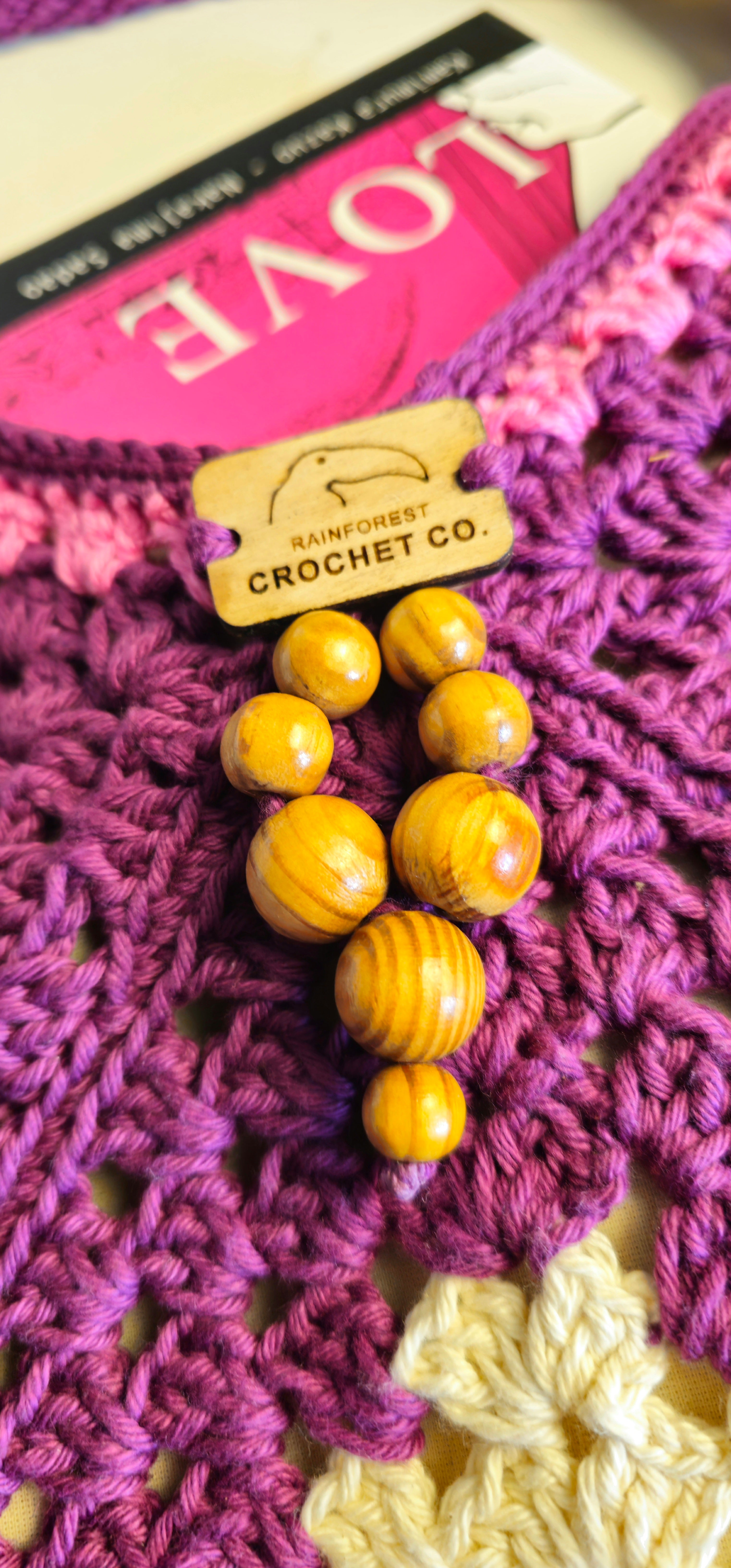 Borsa Tracolla Crochet "Ludmilla" - Cotone 4 Colori - Motivo Fiore - Lino Grigio - Pezzo Unico con Pendente Legno